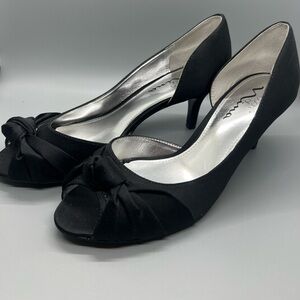 NEW TOUCH OF NINA CARMELITA BLACK SATIN PEEP TOE PUMPS SIZE 8 IN BOX